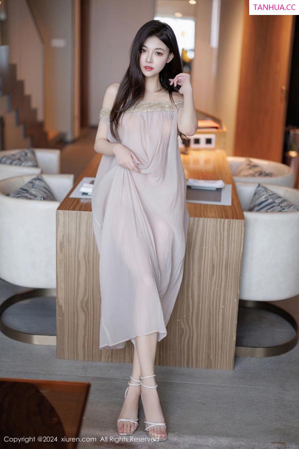   [XiuRen]高清写真图 2024.11.11 No.9426 初梦瑶 美腿性感第18张图片